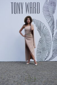 ماديلينا غينيا بفستان بيج ساحر في أسبوع الموضة الباريسي