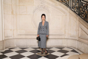 لينا محفوف بإطلالة رمادية كلاسيكية في أسبوع الموضة الباريسي