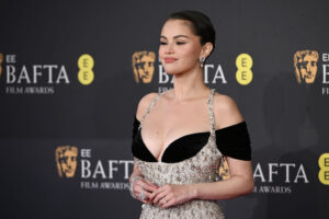 النجمة سيلينا غوميز تسطع بفستان لامع من توقيع سكياباريللي  