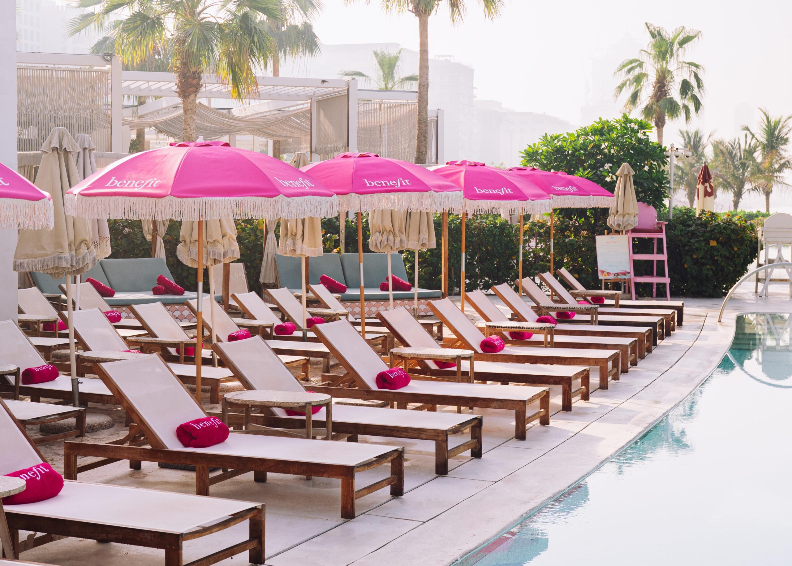 تعاون صيفي مشرق بين بينيفت كوزمتكس ونادي الشاطئ 305 لصيف لا يُنسى