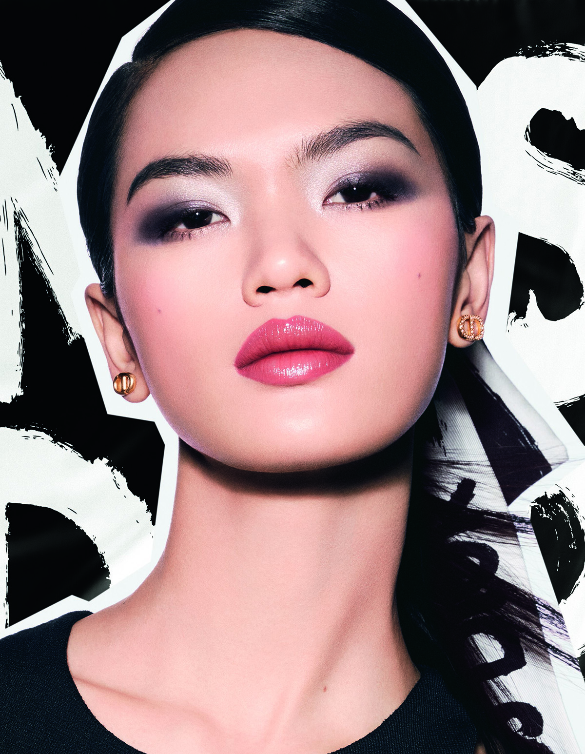 كون يي بإطلالة Bold Black   متمرّدة بلمسة غوثيك شيك