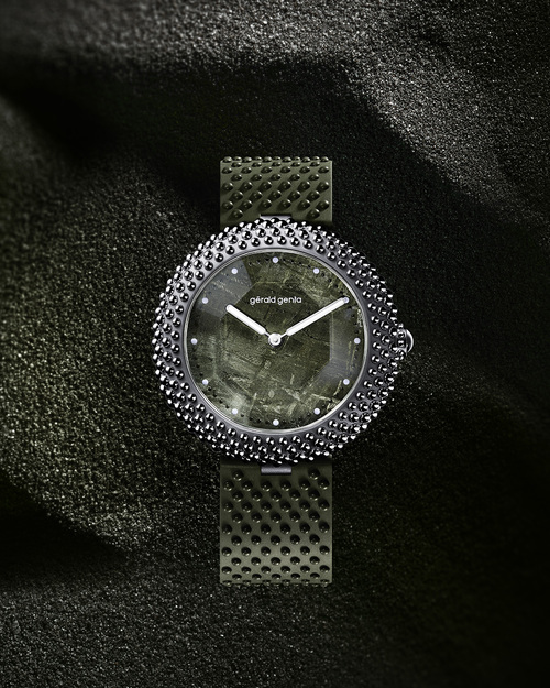 أقراص نيزكية خضراء… جمال يأتي من الفضاء إلى معصمك
