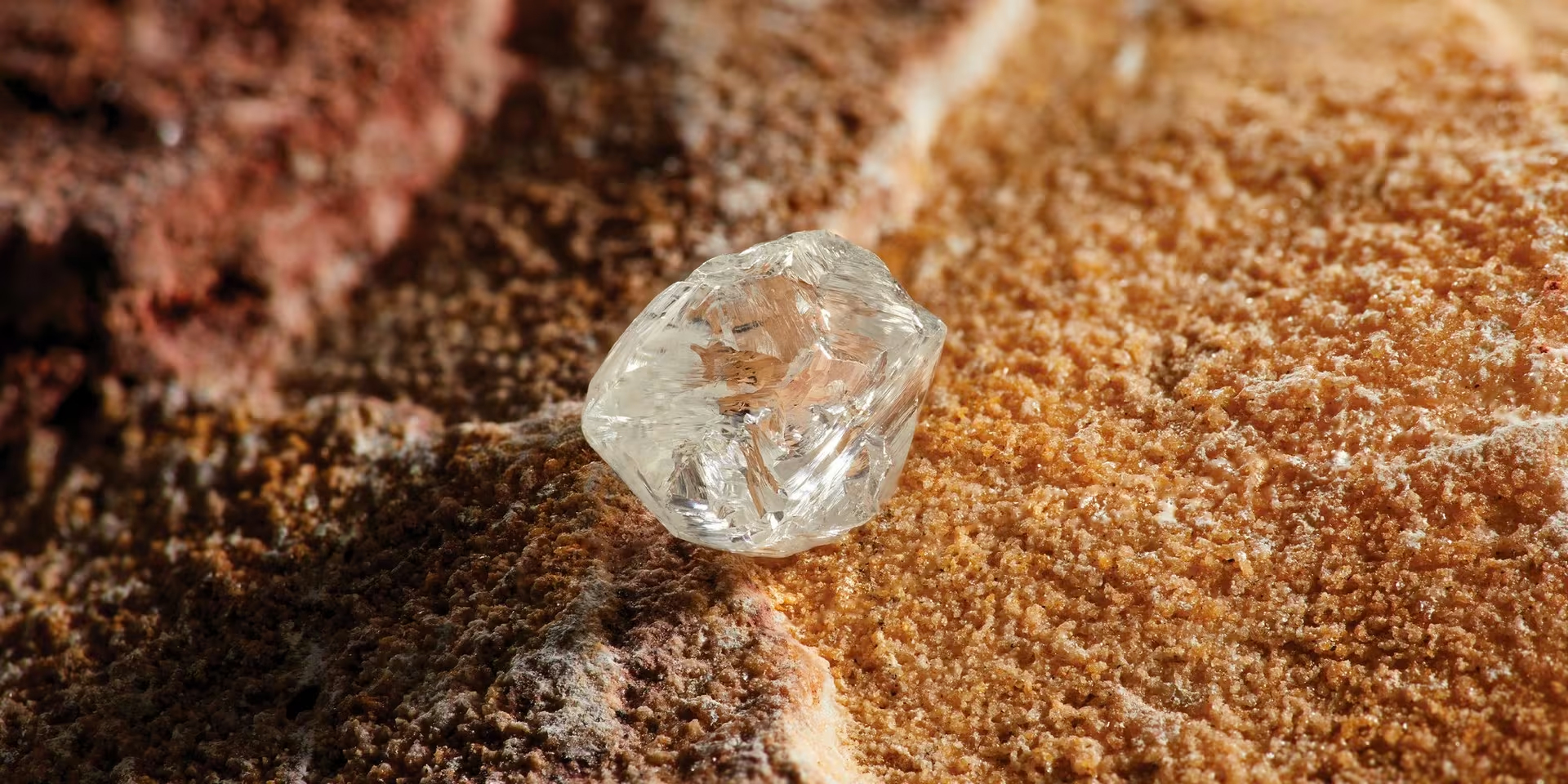 De Beers ‭‬حين‭ ‬يلتقي‭ ‬إرث‭ ‬الألماس‭ ‬الأفريقي‭ ‬بالإبداع‭ ‬اللندني