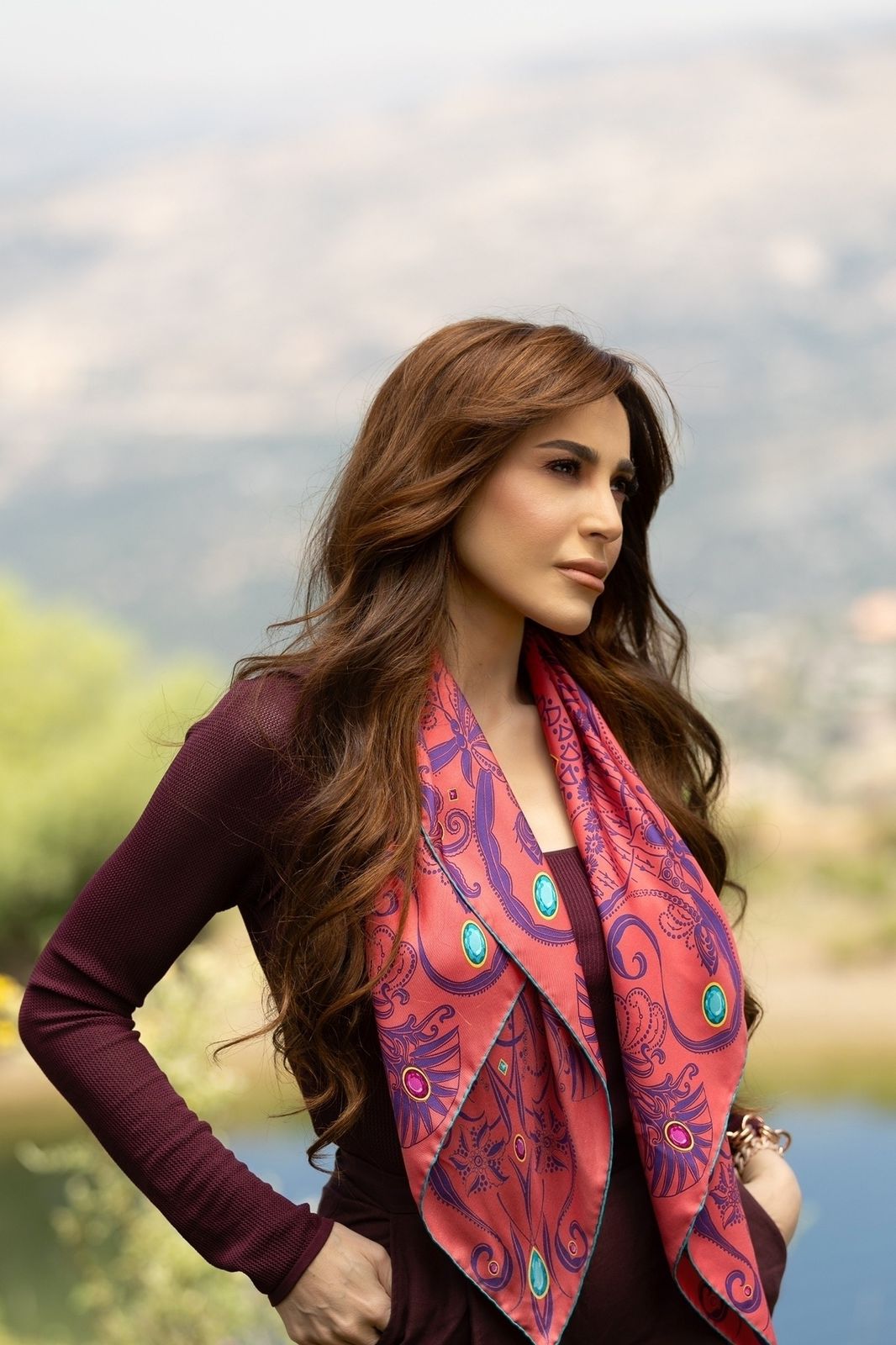 الفنانة عبير نعمة في لقطة معبرة من فيديو كليب حبيبتي، تجسيداً للمناجاة الفنية لروح بيروت