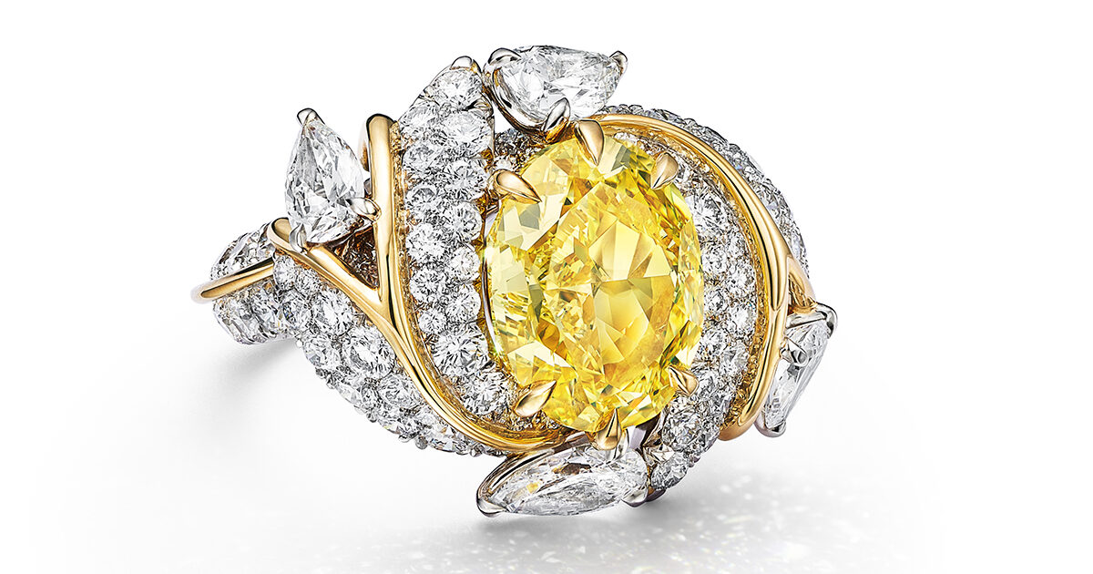 زهرة تتفتح من الألماس… أنوثة خالدة بتفاصيل راقية