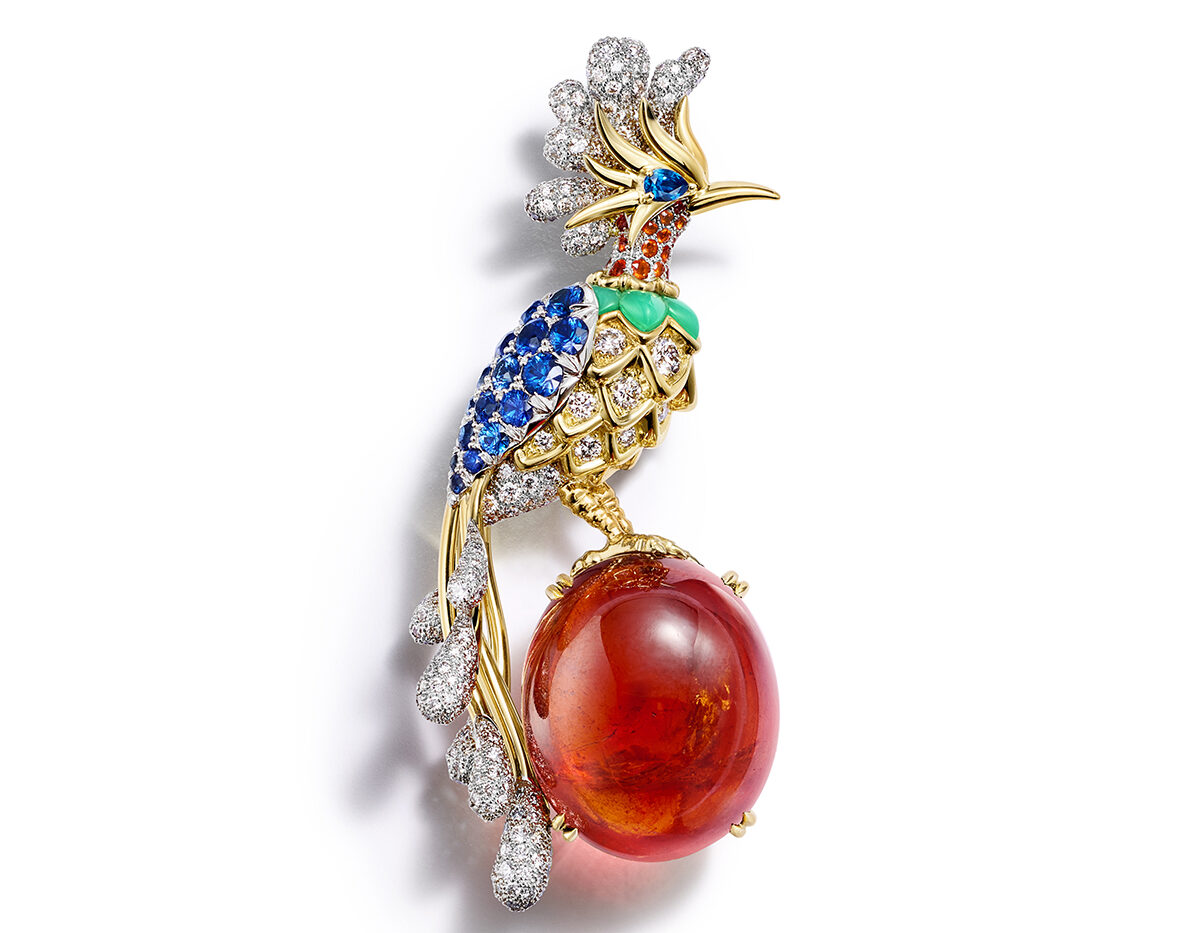 طائر يستقر فوق أكوامارين ساحر… لحظة من الجمال الخالد