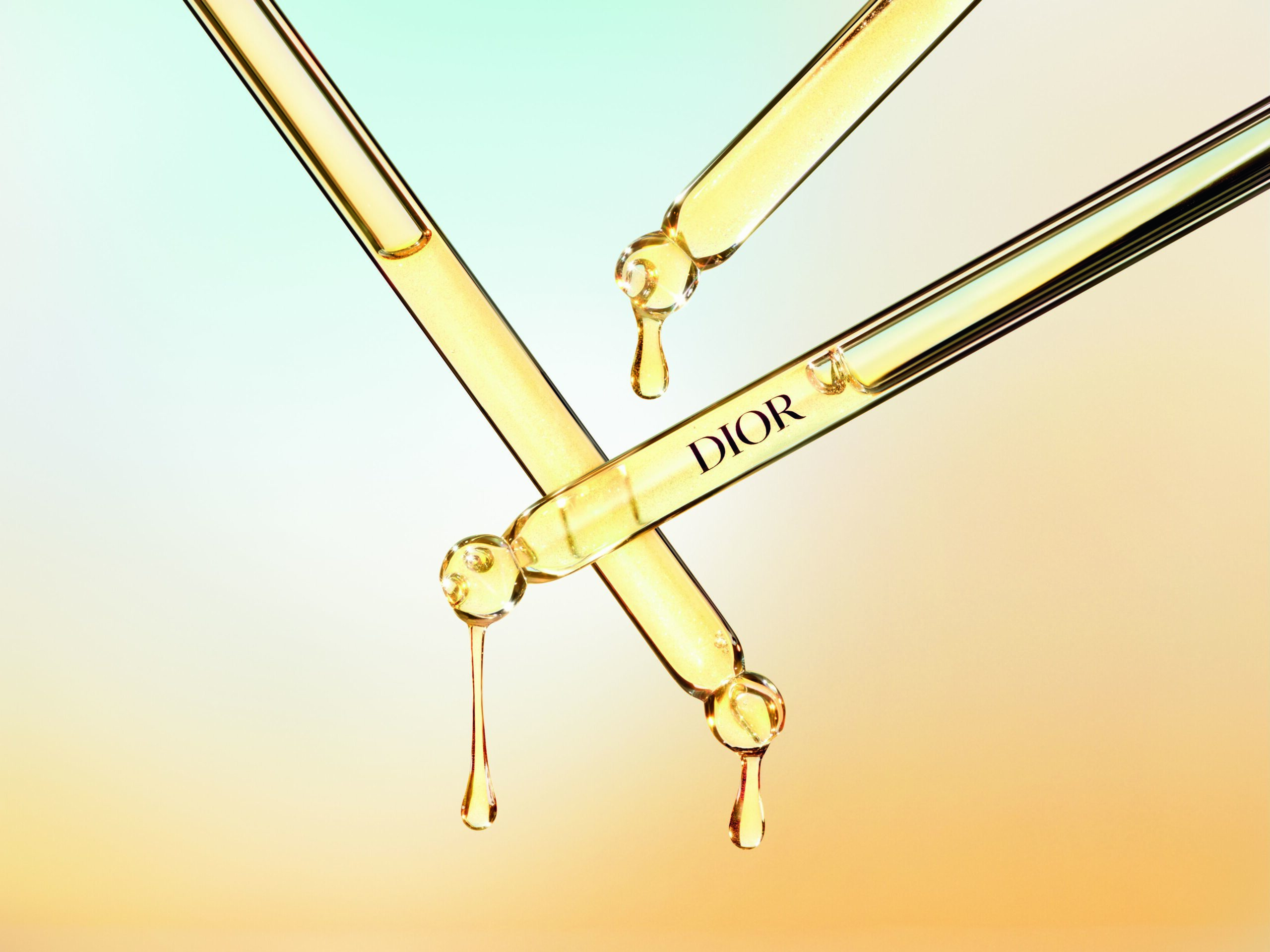 ترطيب عميق بفضل حمض الهيالورونيك يمنح البشرة نعومة ونضارة ملحوظة