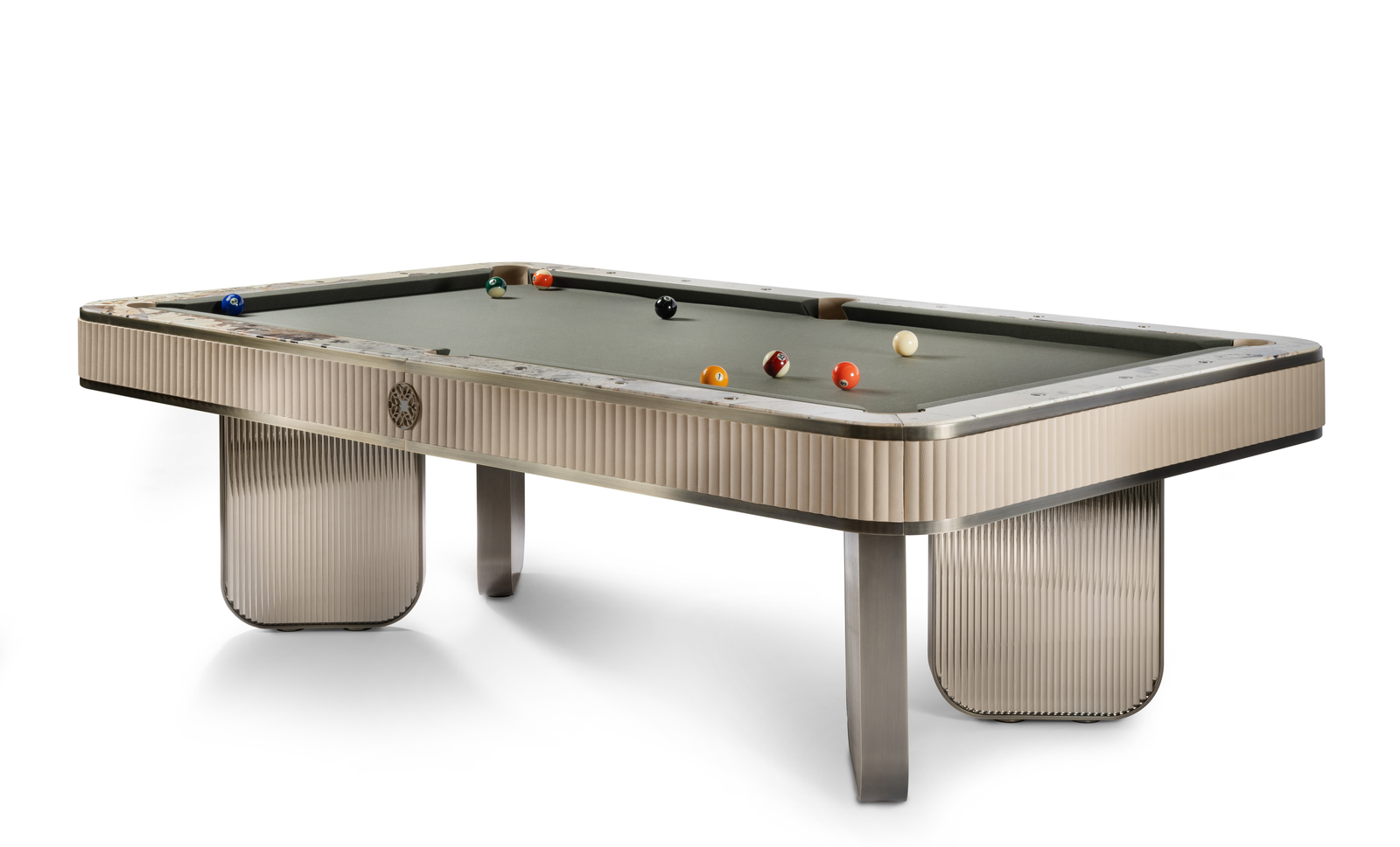 أداء احترافي بلمسة فنية: طاولة بلياردو تجمع بين الدقة الوظيفية وأناقة التصميم الداخلي