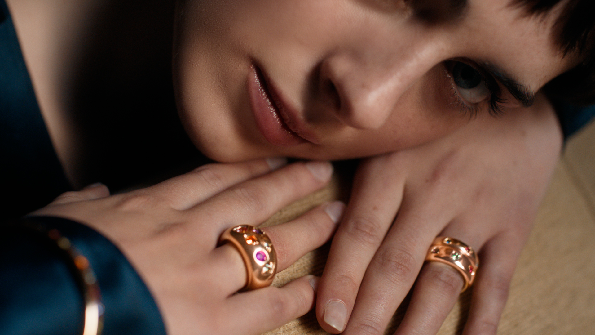 توليفات لونية آسرة تعكس شغف بوميلاتو بالألوان