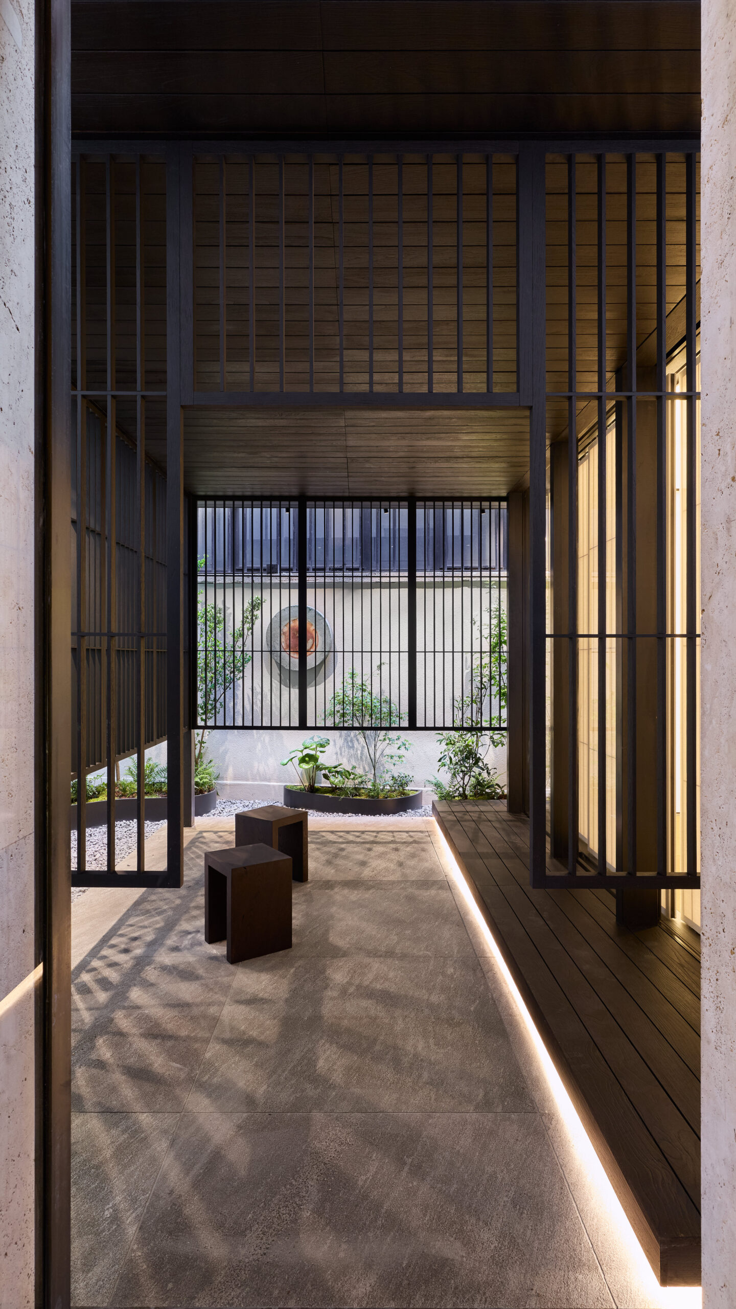 تصميم يوازن بين البساطة اليابانية والتجريب المعاصر خارج قوالب العرض التقليدي