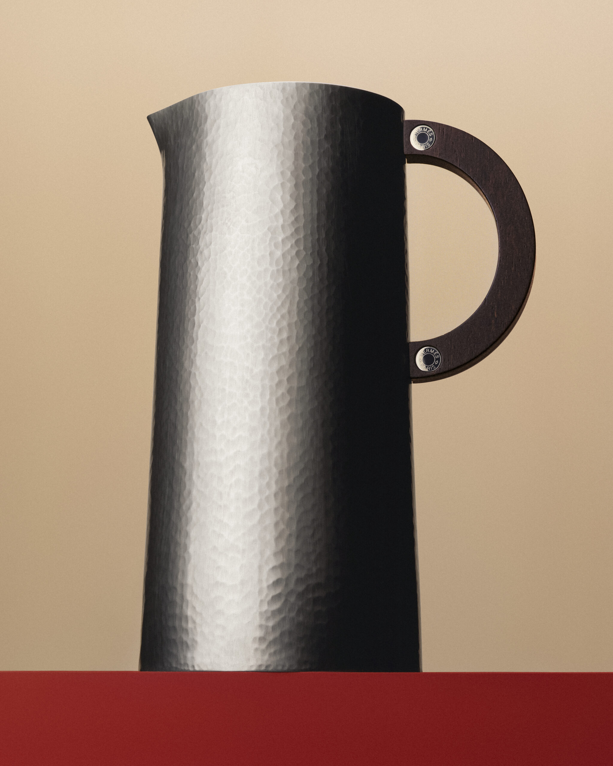 إبريق Cassia: حوار الضوء والظل بين المعدن المطروق وخشب داكن بحرفية أصيلة