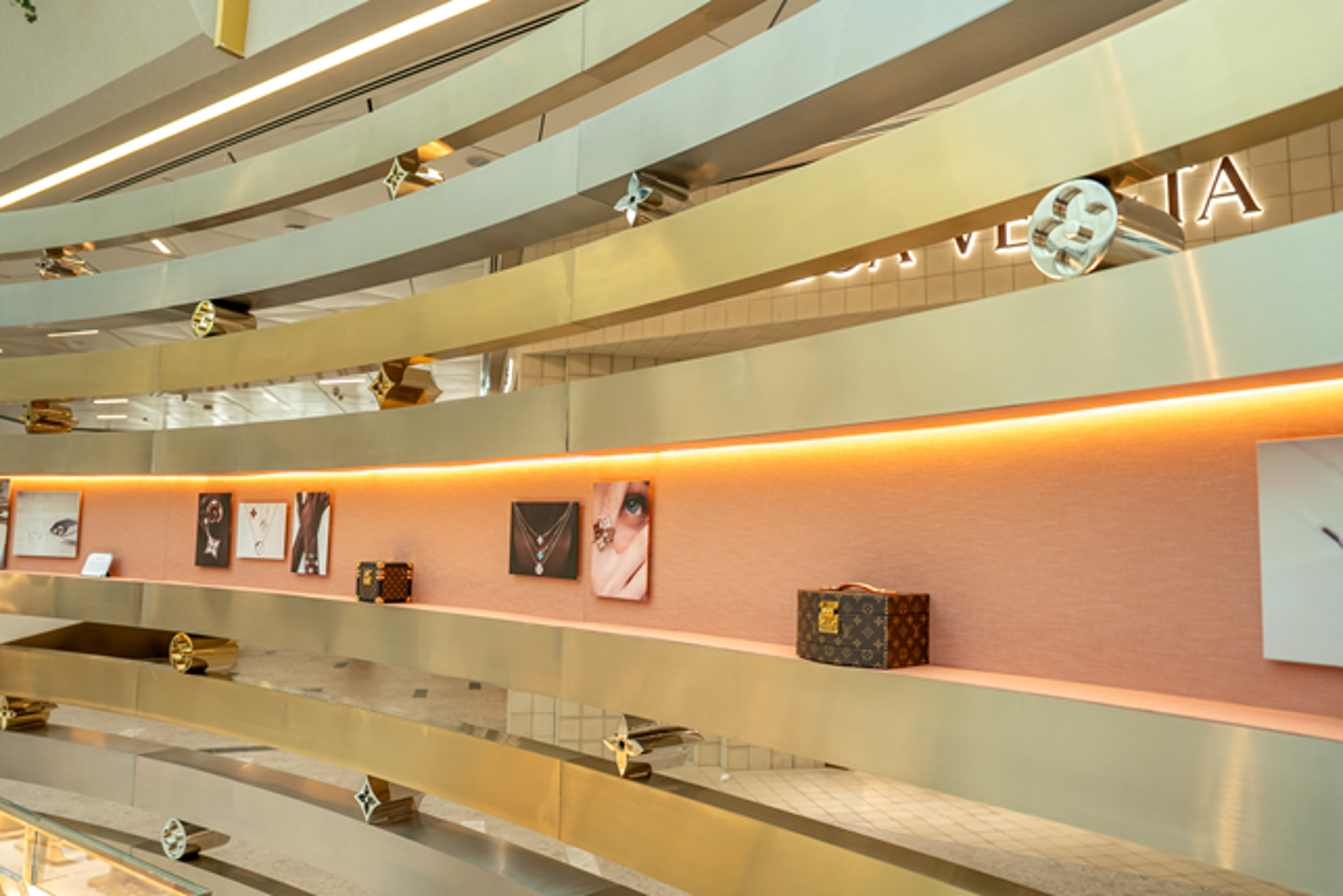 تشكيلة منسقة بعناية من مجوهرات Color Blossom و LV Diamonds ومجموعات High Jewelry الحصرية في معرض لويس فويتون بالرياض