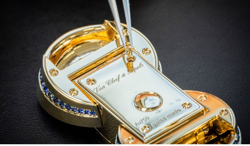 فان كليف أند آربلز في :Watches &Wonders حين تتحوّل الساعات إلى حكايات من الضوء والحبّ