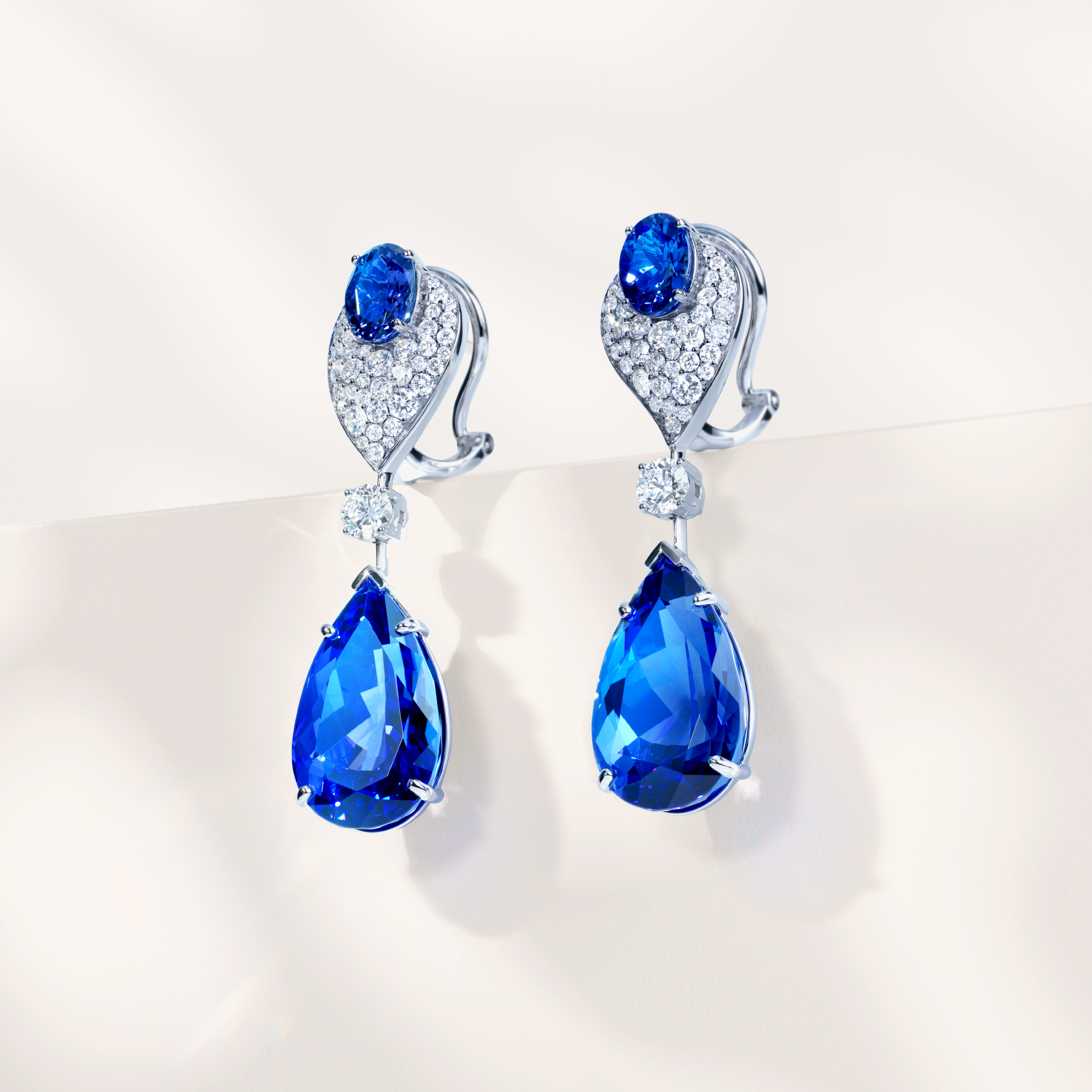 تفاصيل الألماس المتناغمة تعكس بريق اللحظات والذكريات الخالدة