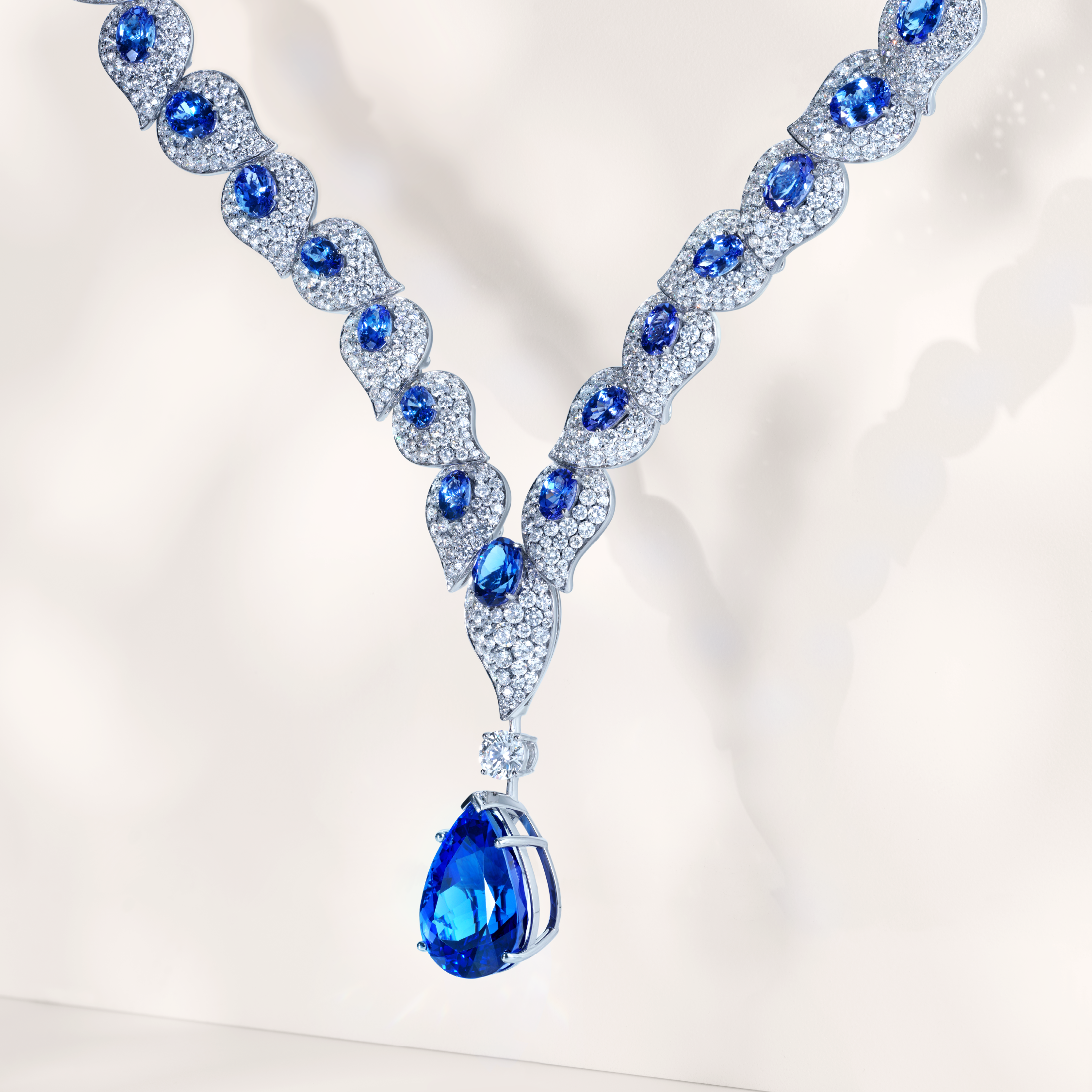 أحجار التنزانيت الزرقاء تتألق في قلب التصميم بلمسة نادرة وآسرة