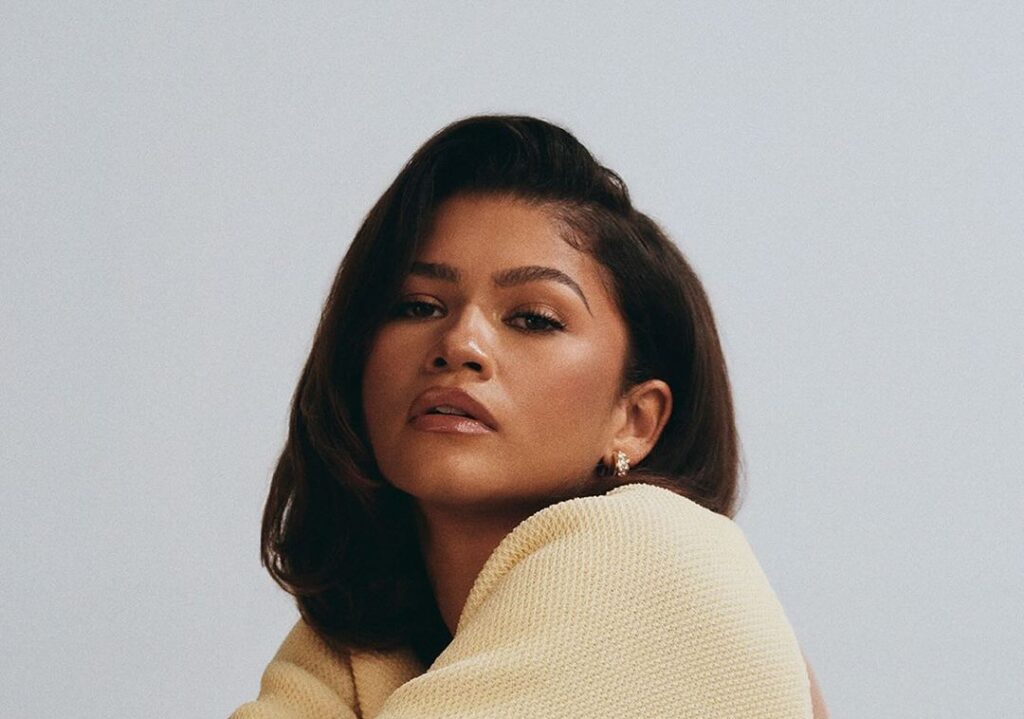 زندايا تفاجئ جمهورها بإطلالتها بالشعر الأشقر