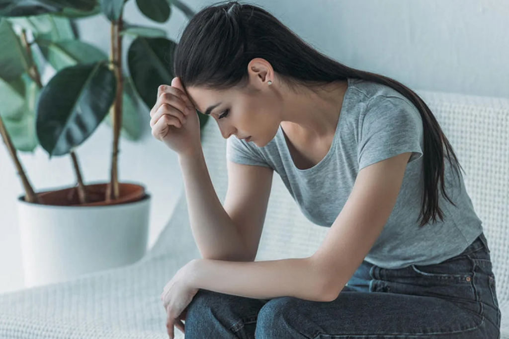 استكشف تأثير الهالة وكيف يشكل الانطباع الأول حكمك على الآخرين. فهم هذه الظاهرة النفسية لتحسين علاقاتك.