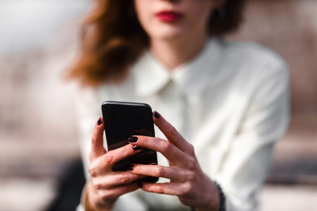 في زمن الشاشات الرقمية هل بدأنا نخسر حياتنا الحقيقية؟