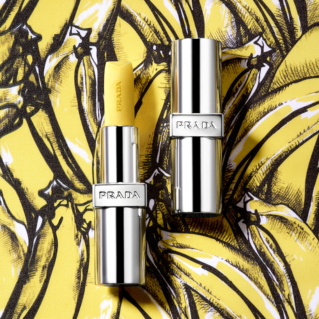 Prada تكشف عن بلسم الشفاه Prada Balm إطلالة عصرية وجريئة