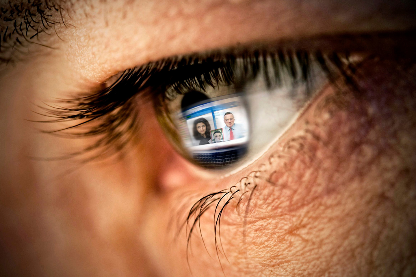 إجهاد العين الرقمي: مخاطر التحديق في الشاشات وكيف تحمي بصرك