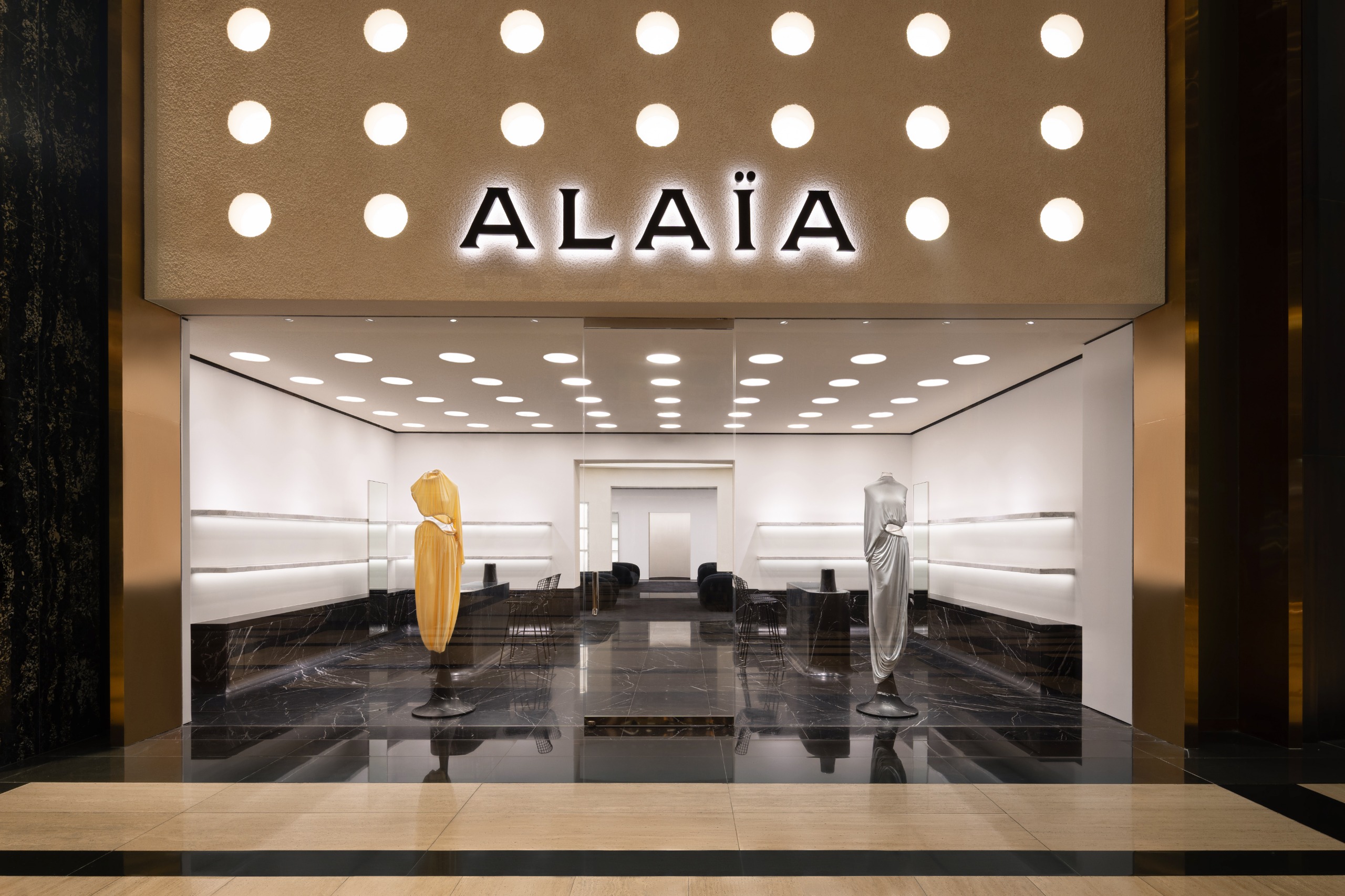 دار Alaïa تفتتح بوتيكها الجديد في الكويت: تجربة تسوق راقية تجمع بين الفخامة والابتكار 
