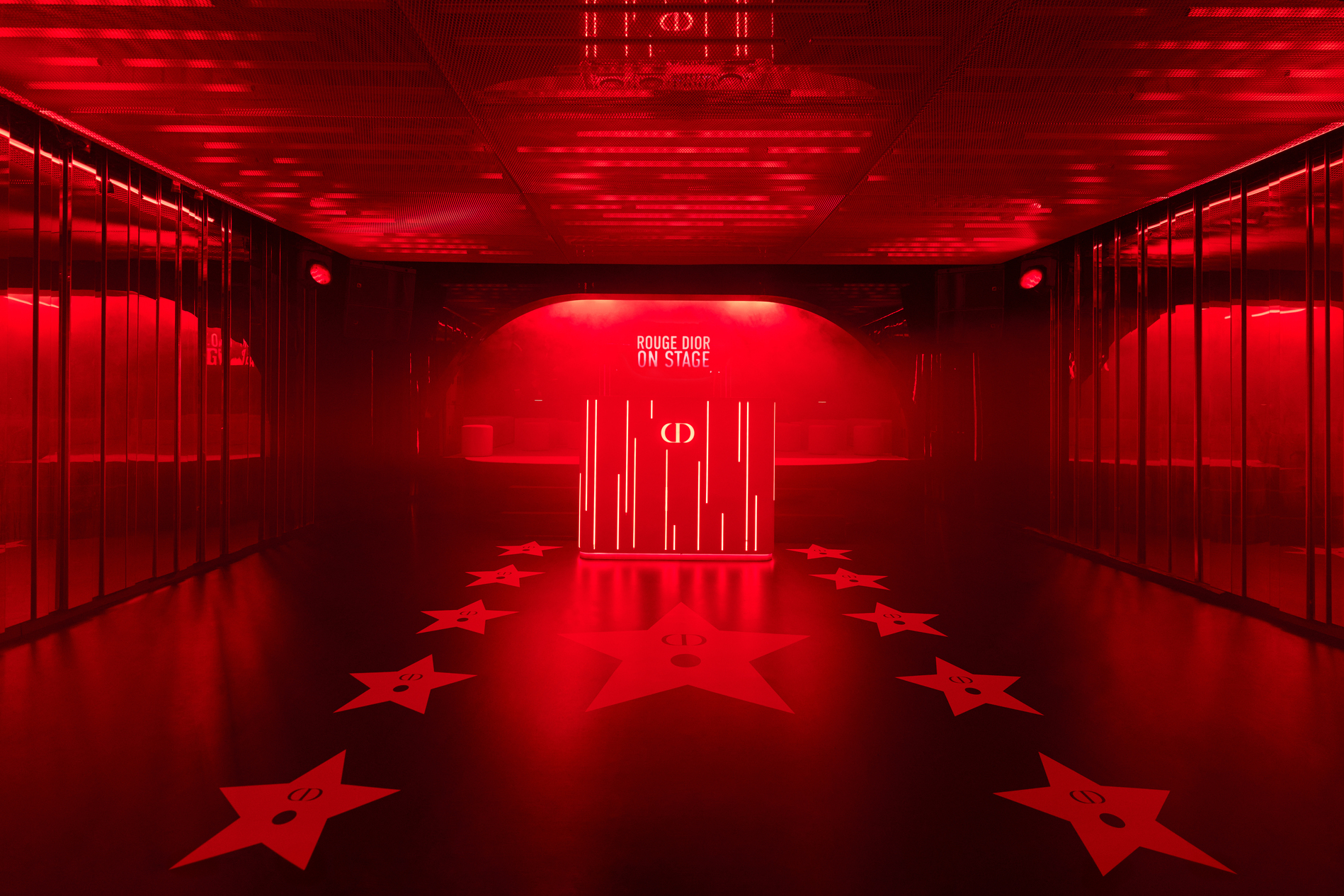 ديور تحوّل Silencio إلى عالم سينمائي ساحر لإطلاق Rouge Dior On Stage