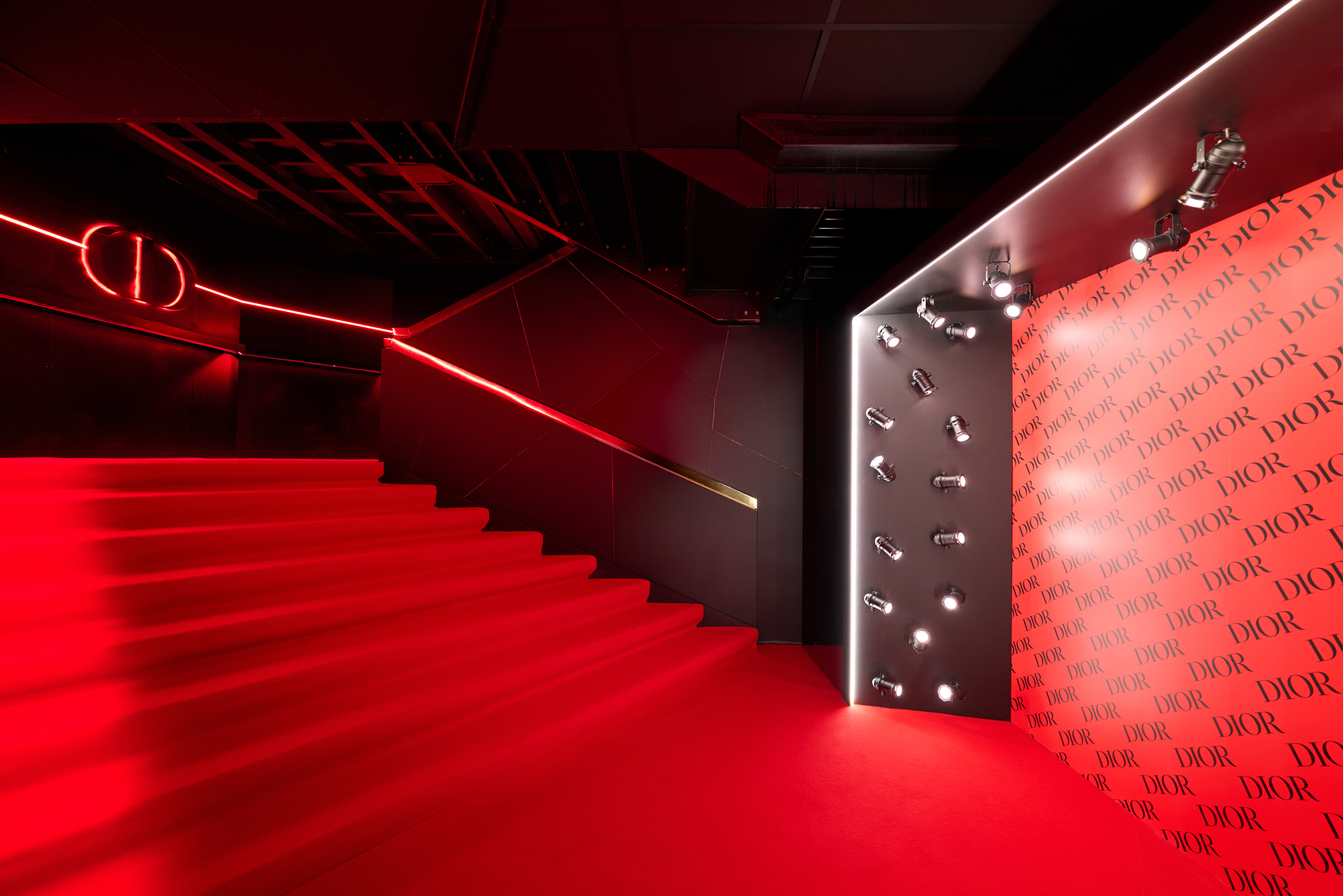 أجواء ساحرة وحيوية تملأ Silencio خلال إطلاق Rouge Dior On Stage