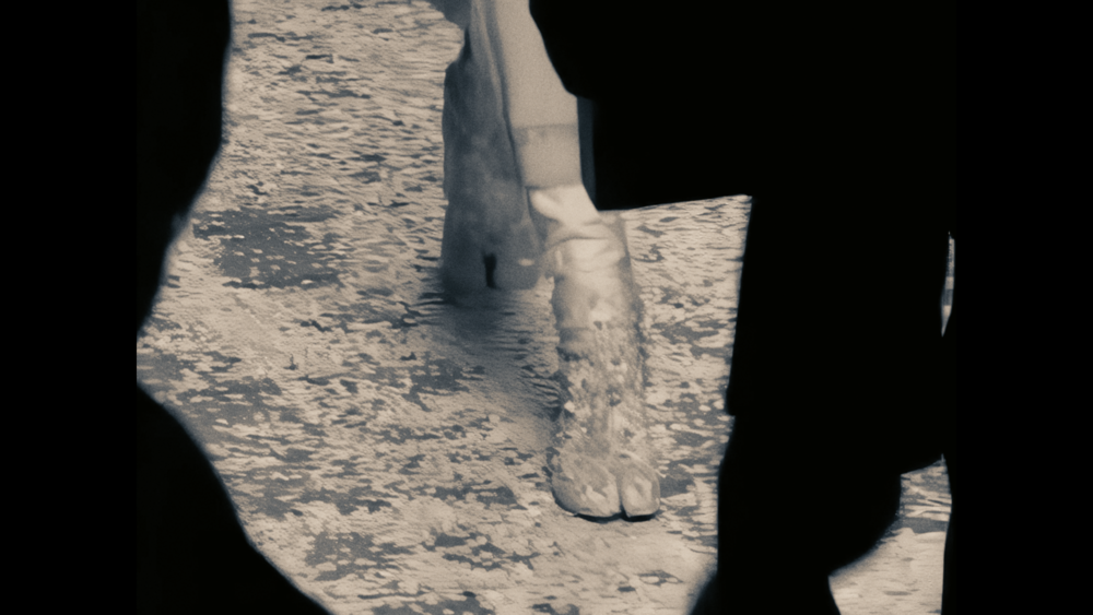 Maison Margiela  تكشف أسرار الحرفية الفريدة وراء حذاء Tabi الأيقوني 