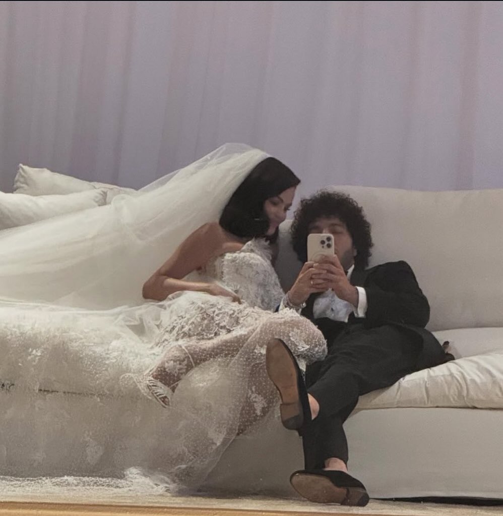 سيلينا غوميز وبيني بلانكو يحتفلان بزفاف فخم بإطلالات ساحرة ومجوهرات مميزة