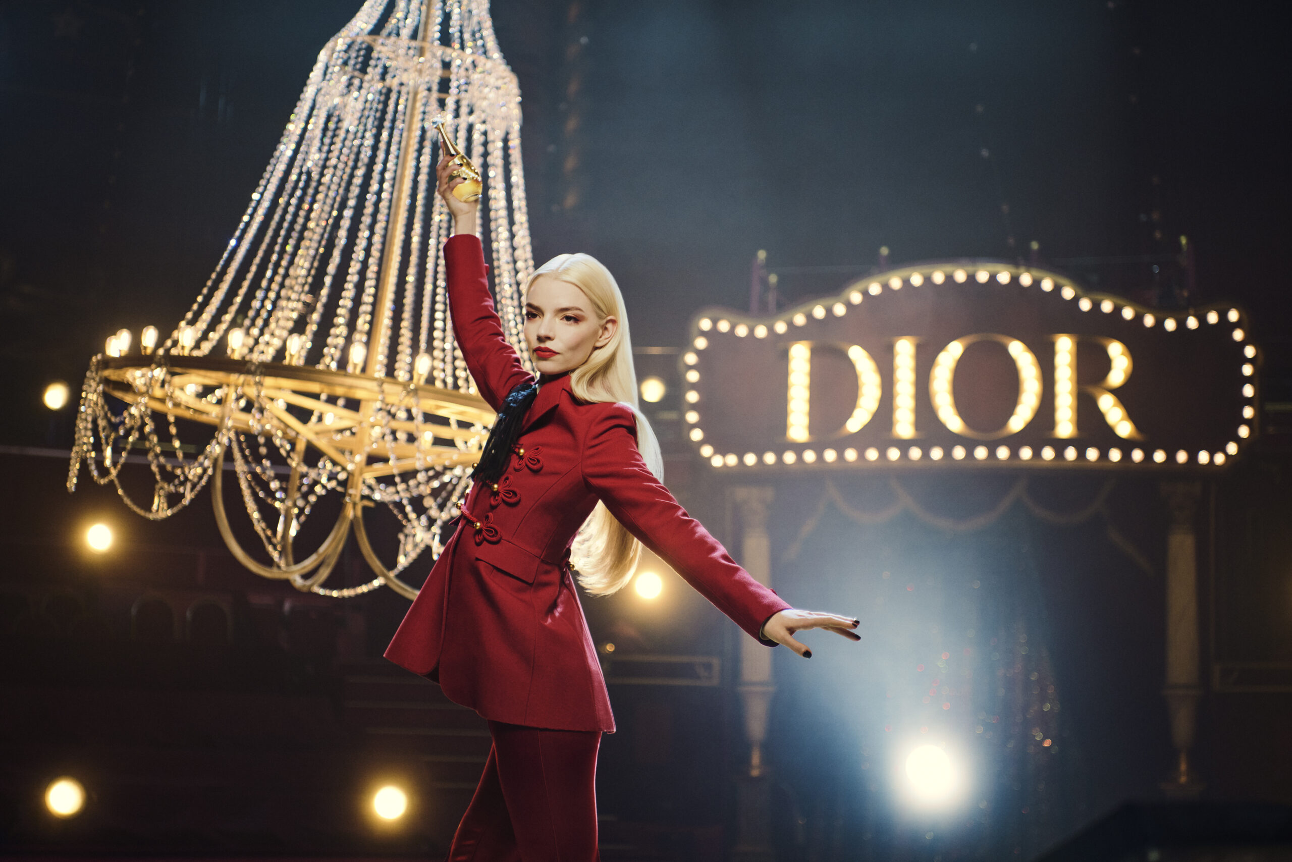 أنا تايلور-جوي في أجواء سيرك الأحلام الساحرة: الجمال كعرض احتفالي مدهش