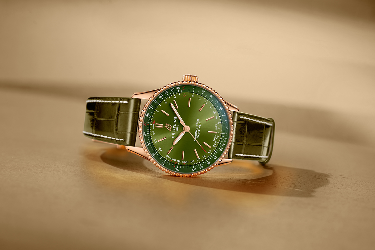 Navitimer الذهبية… أسطورة تعود بلمسة من الذهب الأحمر