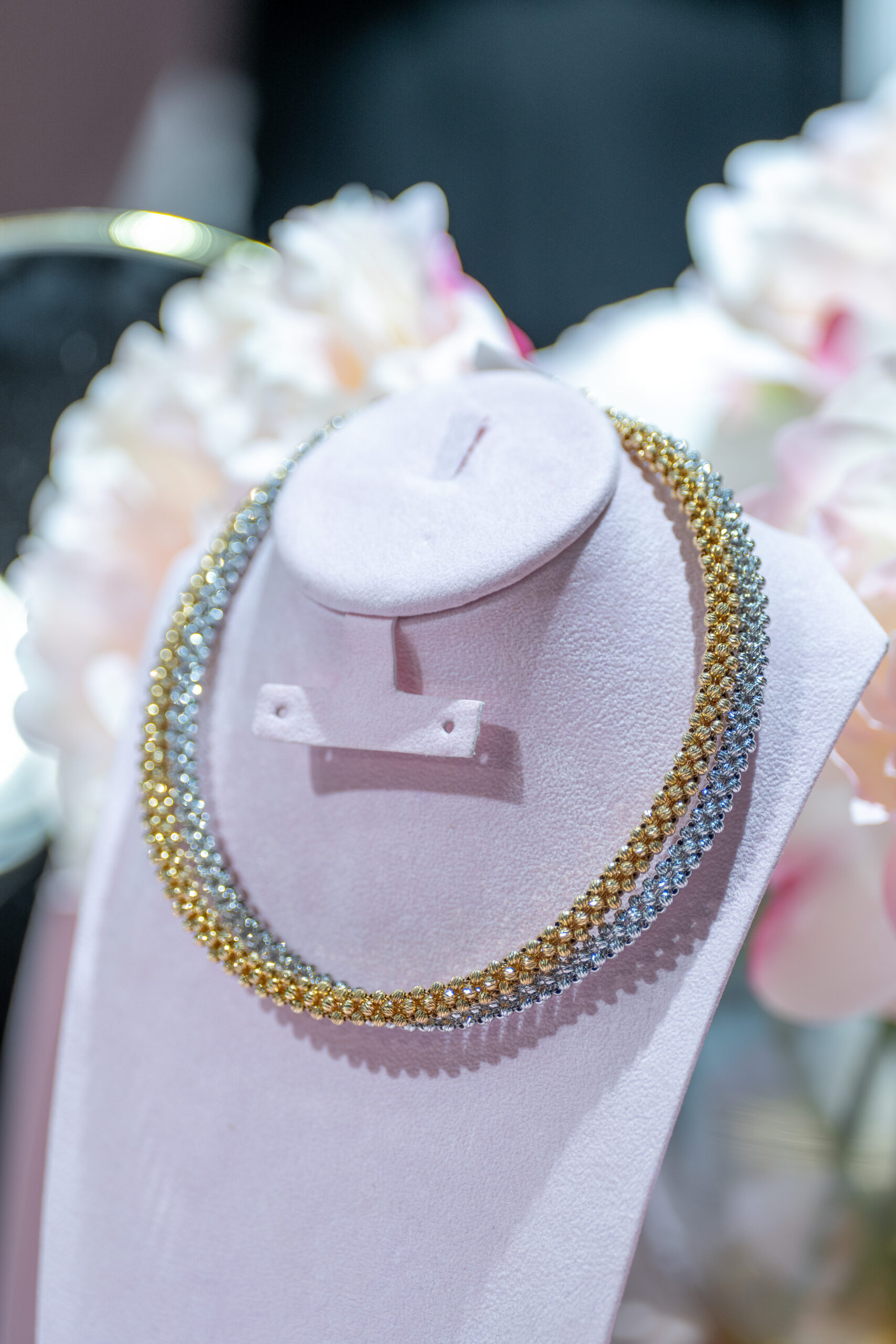 تناغم الذهب الأبيض والأصفر… ثنائية أنيقة تعيد تعريف الفخامة العصرية