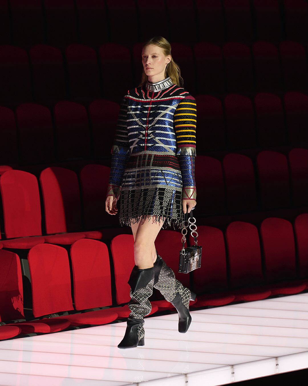 لويس فويتون كروز 2026 في قصر الباباوات: عرض مسرحي يمزج بين الأناقة والتاريخ