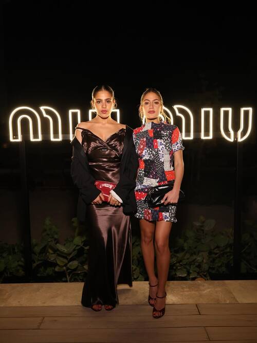 جنى وكنزي دياب في بوتيك Miu Miu بدبي مول خلال تنسيق تجربة Miu Miu Select الحصرية - مصدر الصورة: حساب كنزي دياب  على إنستغرام