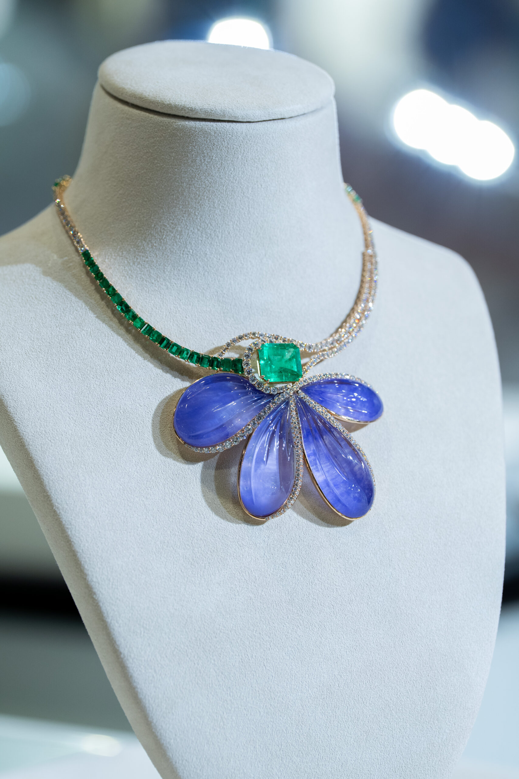 ألوان نابضة تعود بقوة إلى مجوهرات 2026… احتفاء بالحيوية والتجدد