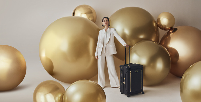 TUMI تطلق حملة Gift Joy فخامة الهدايا وتصاميم الموسم بلمسة احتفالية