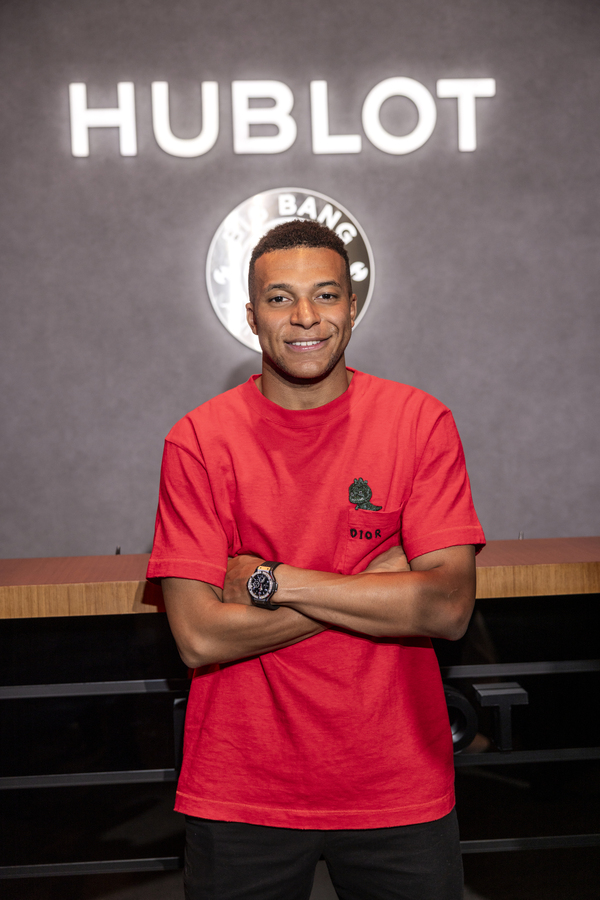 كيليان مبابي يعزز حضور هوبلو في أسبوع دبي للساعات 2025