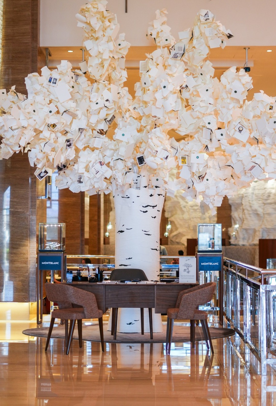 شجرة الكتابة من مون بلان: تحفة فنية تنبض بالإلهام والإبداع في قلب دبي