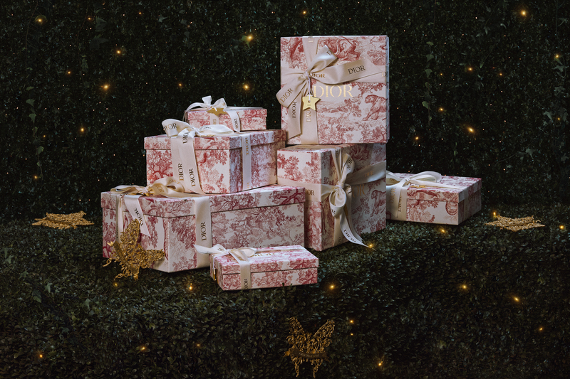 سحر الأعياد الحقيقي: هدايا تحمل الذكريات، الفرحة، وروح العطاء بطابع ديور الخالد