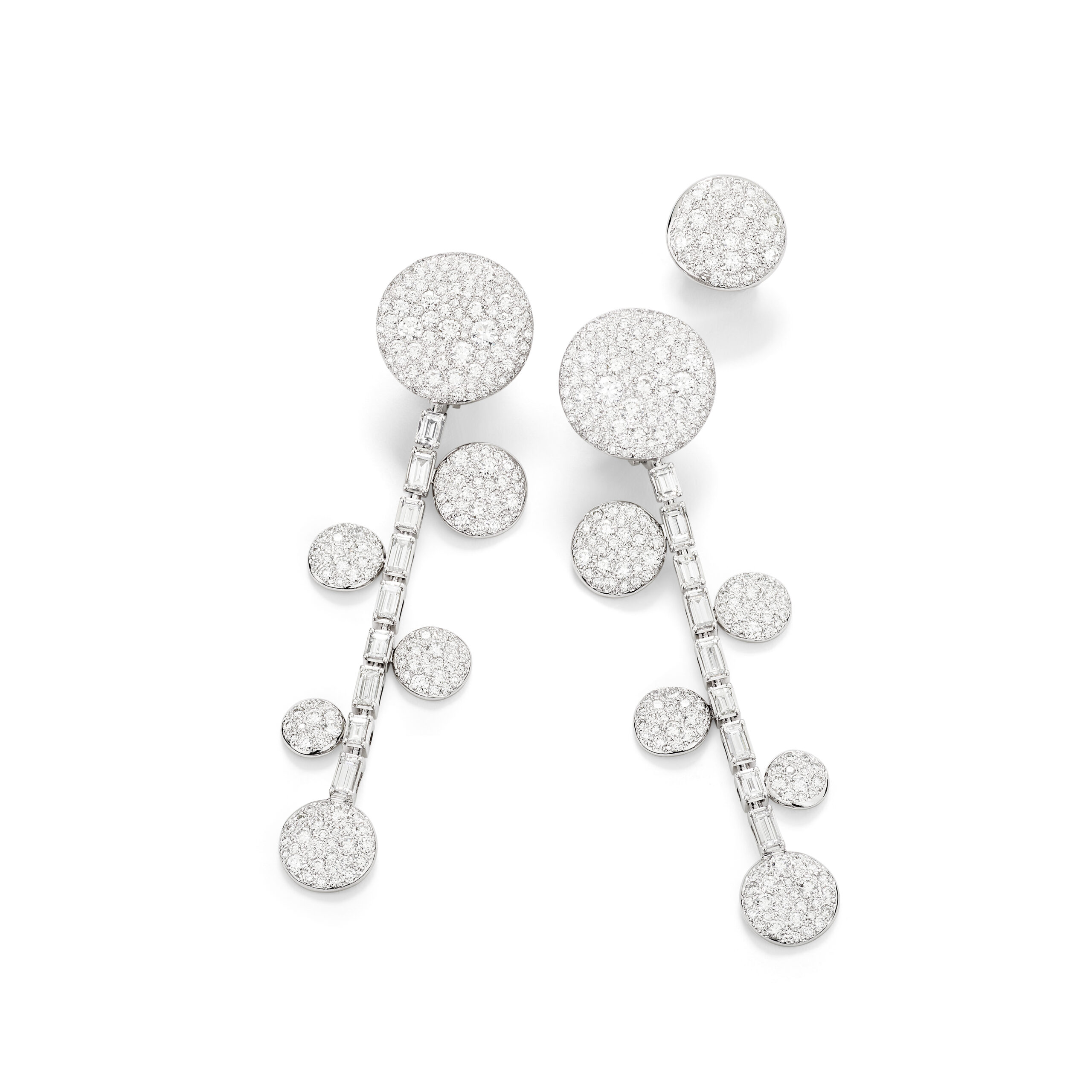 أقراط سابيا غير متماثلة تجمع بين الابتكار الهندسي والتعبير الشخصي