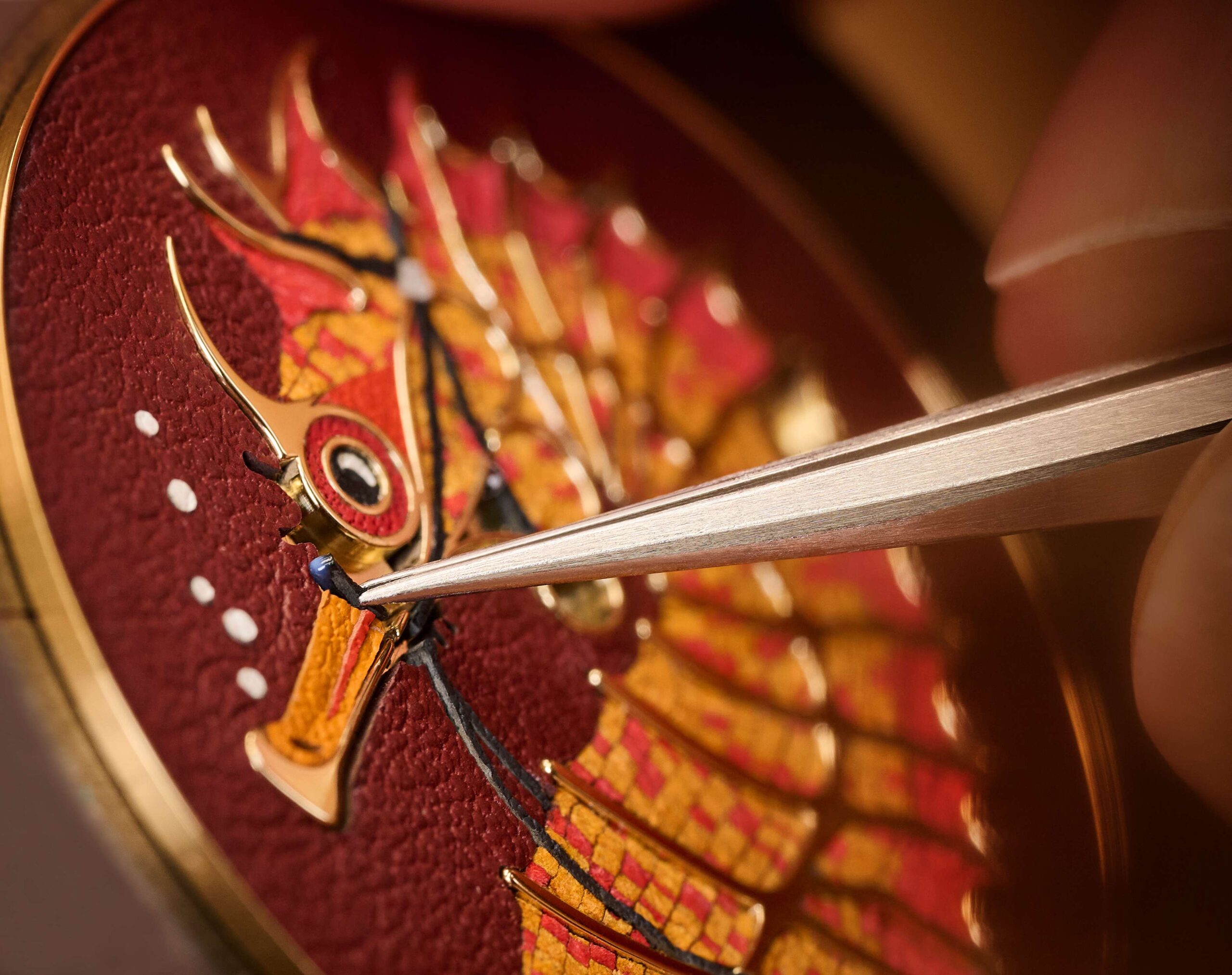 الترصيع الجلدي والنقش اليدوي لإظهار تفاصيل دقيقة ومذهلة