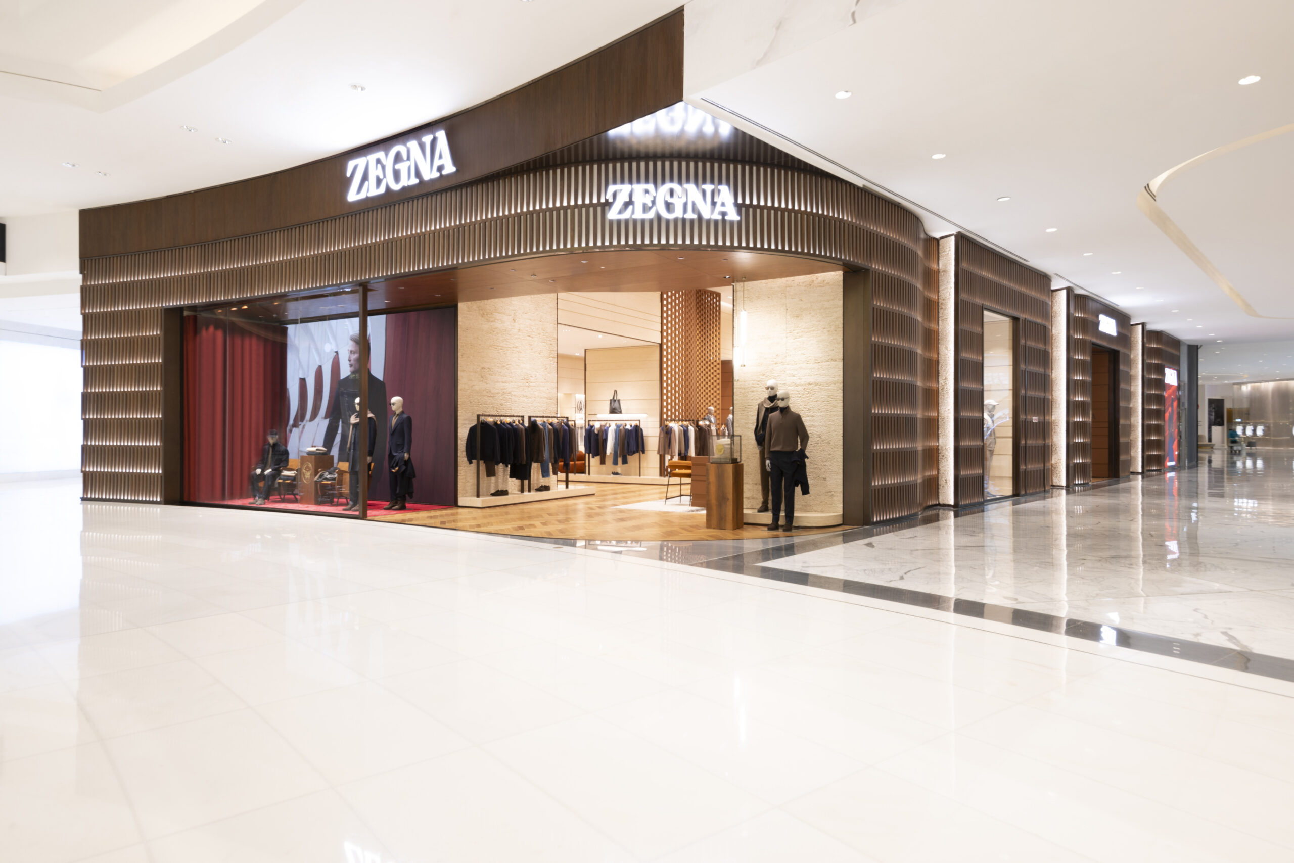 الواجهة الجديدة لمتجر ZEGNA في دبي مول بتصميم خشبي مضاء يبرز فخامة العلامة الإيطالية