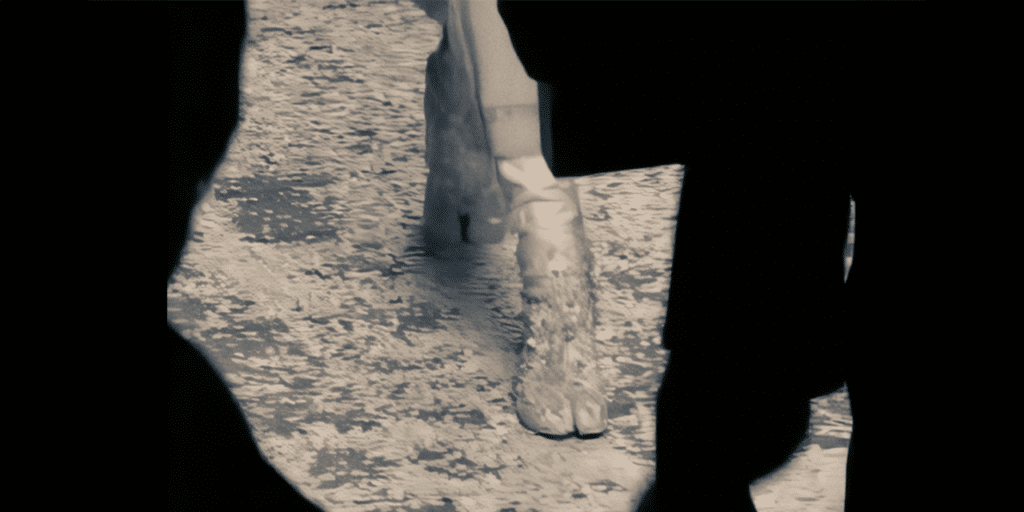 Maison Margiela تكشف أسرار حذاء Tabi الأيقوني: رحلة حرفية تتجاوز حدود الزمن