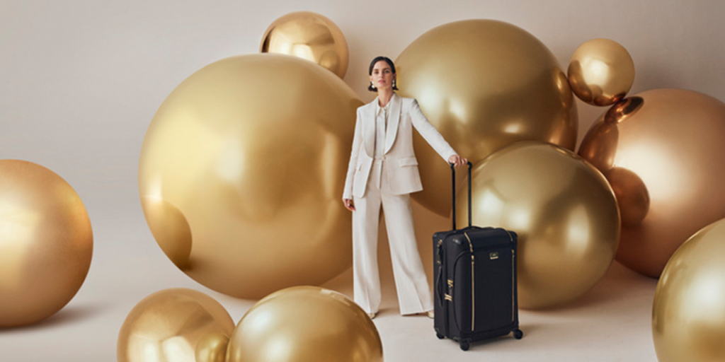  TUMI تُطلق Gift Joy: رحلة من الفخامة في موسم الأعياد