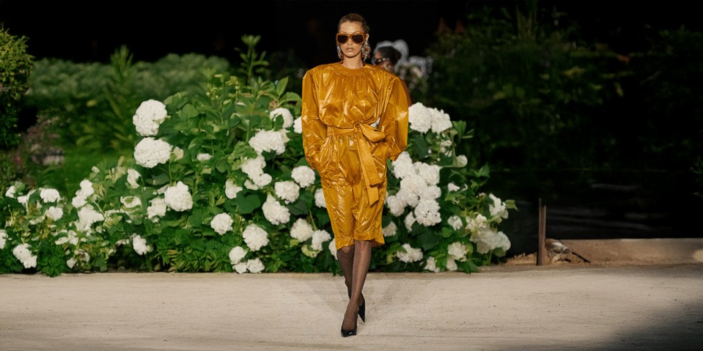 أسبوع الموضة في باريس لربيع وصيف 2026  يفتتح عروصه مع سان لوران