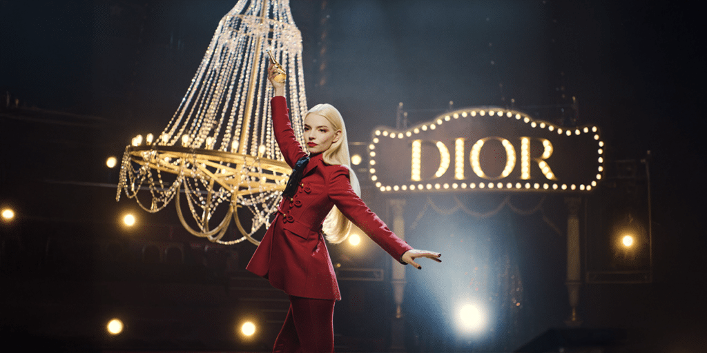 أضواء السيرك وبريق الجمال: رحلة ديور في موسم الأعياد 2025-2026