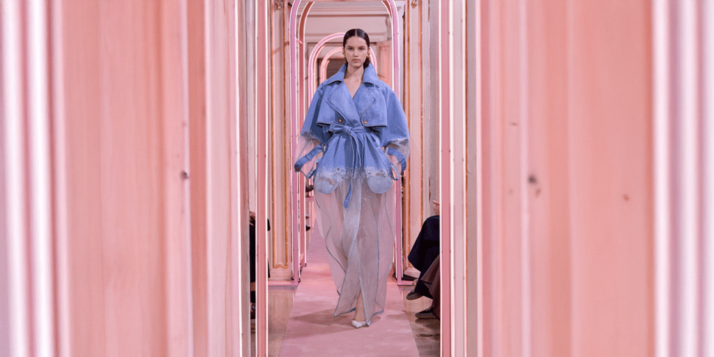 إليزابيتا فرانكي تكشف عن مجموعة ربيع وصيف 2026  في ميلانو: لعبة الضوء والظل