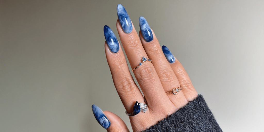 اتركي بصمتك هذا الصيف: أظافر 2025 تدمج الفخامة بالخيال