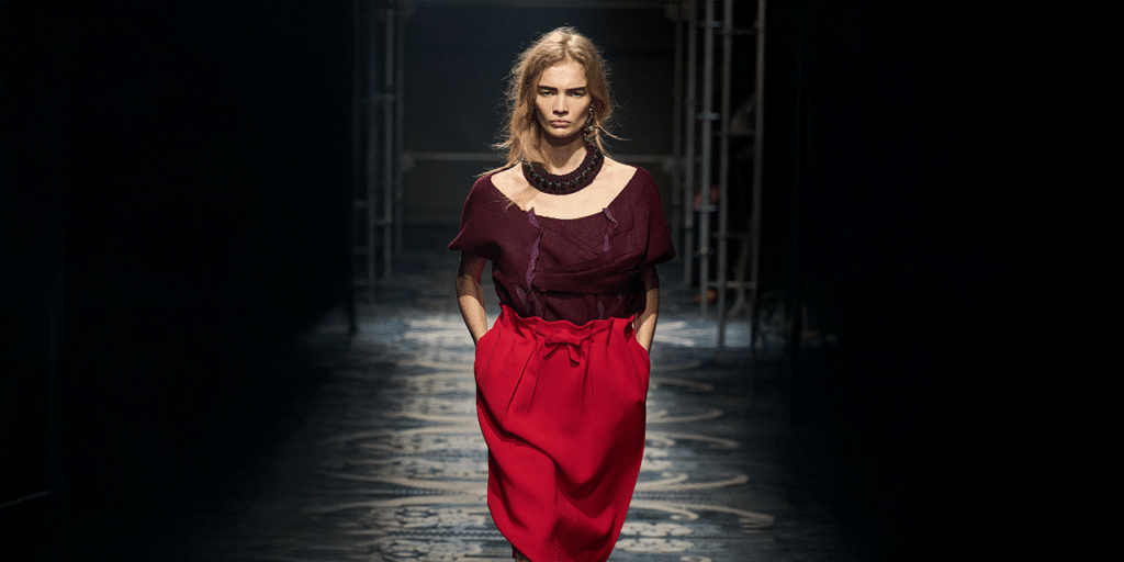 البرغندي يتصدّر موضة خريف 2025: لون الفخامة الهادئة