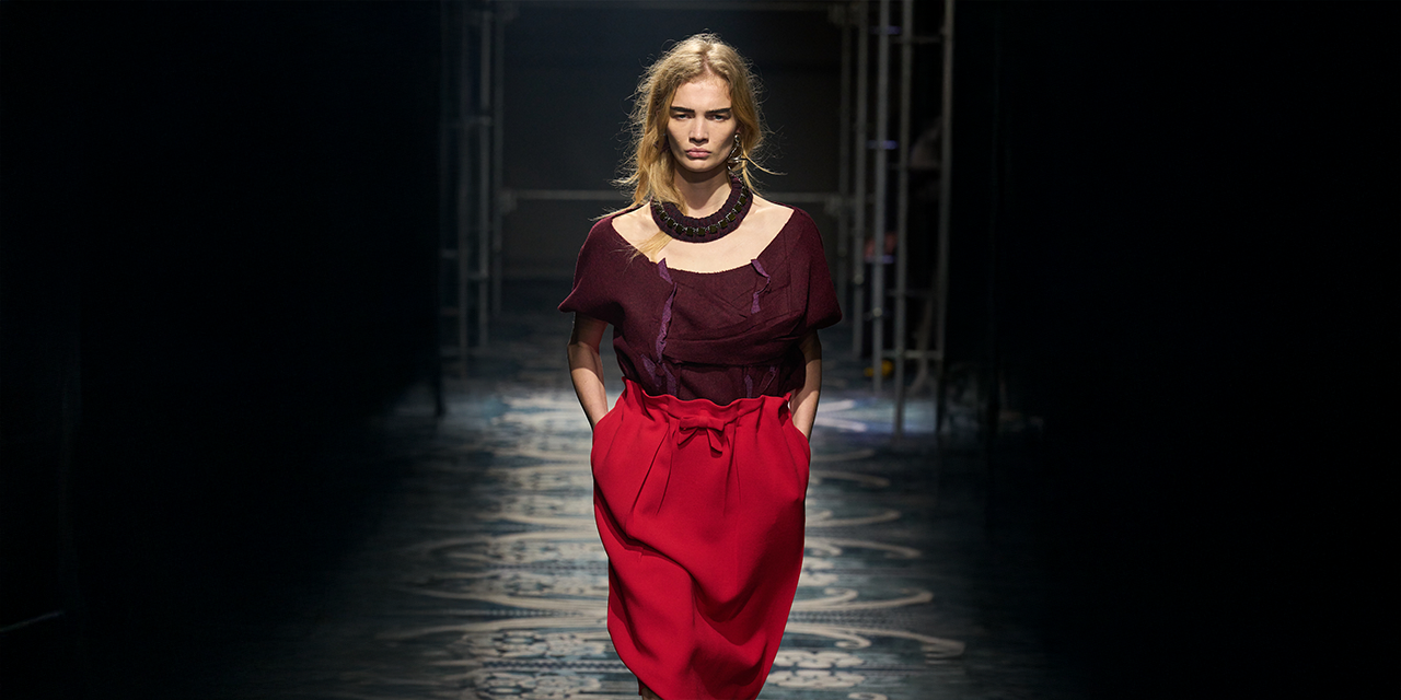 البرغندي يتصدّر موضة خريف 2025: لون الفخامة الهادئة